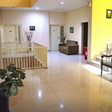 Отель Reddoorz Near Plaza Araya Malang Blimbing  Экстерьер фото