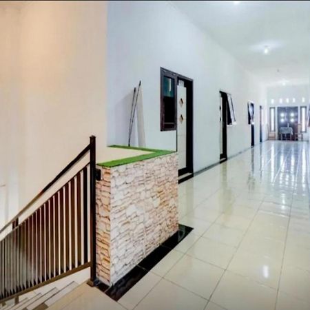 Отель Reddoorz Near Plaza Araya Malang Blimbing  Экстерьер фото