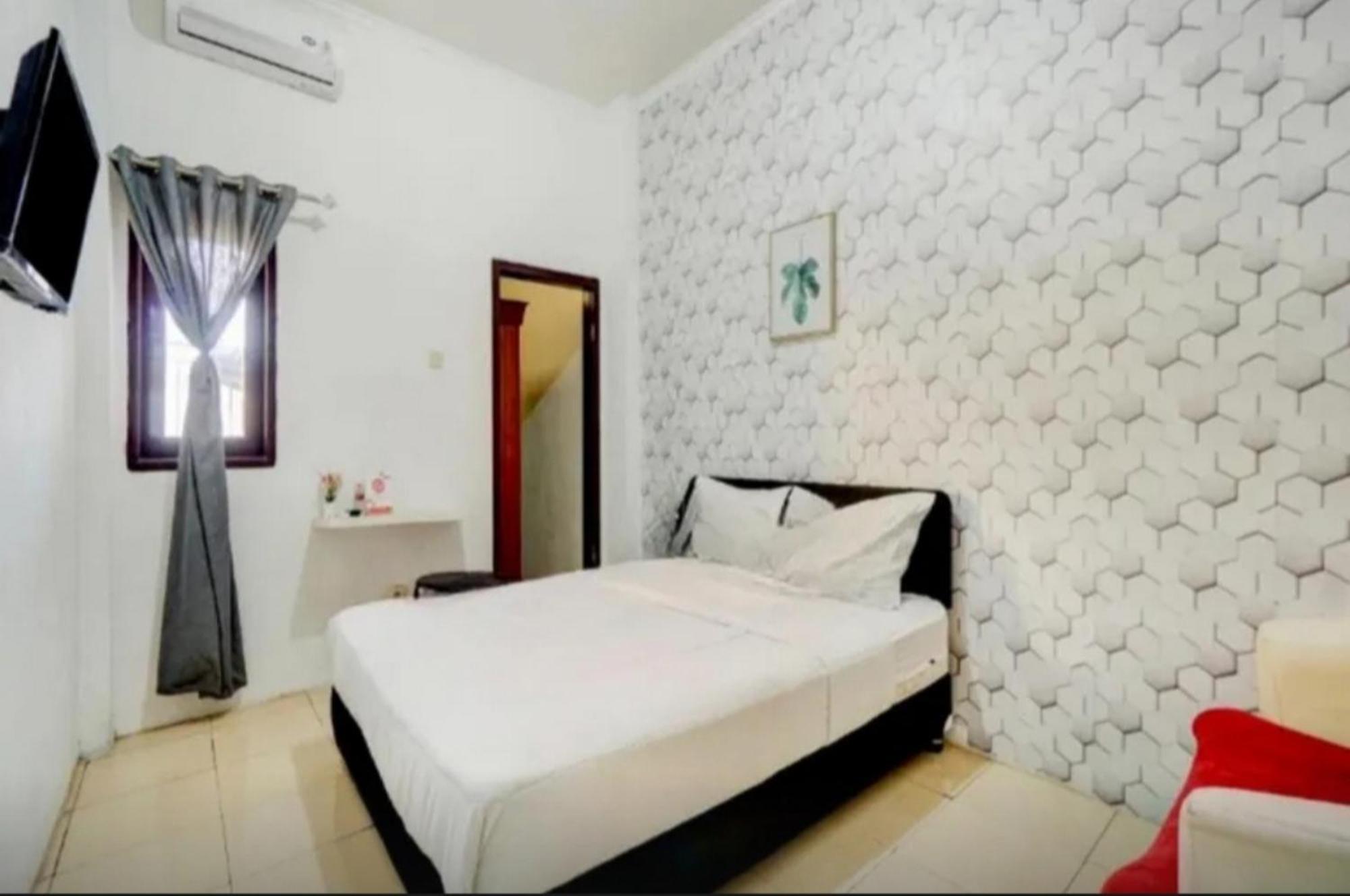 Отель Reddoorz Near Plaza Araya Malang Blimbing  Экстерьер фото