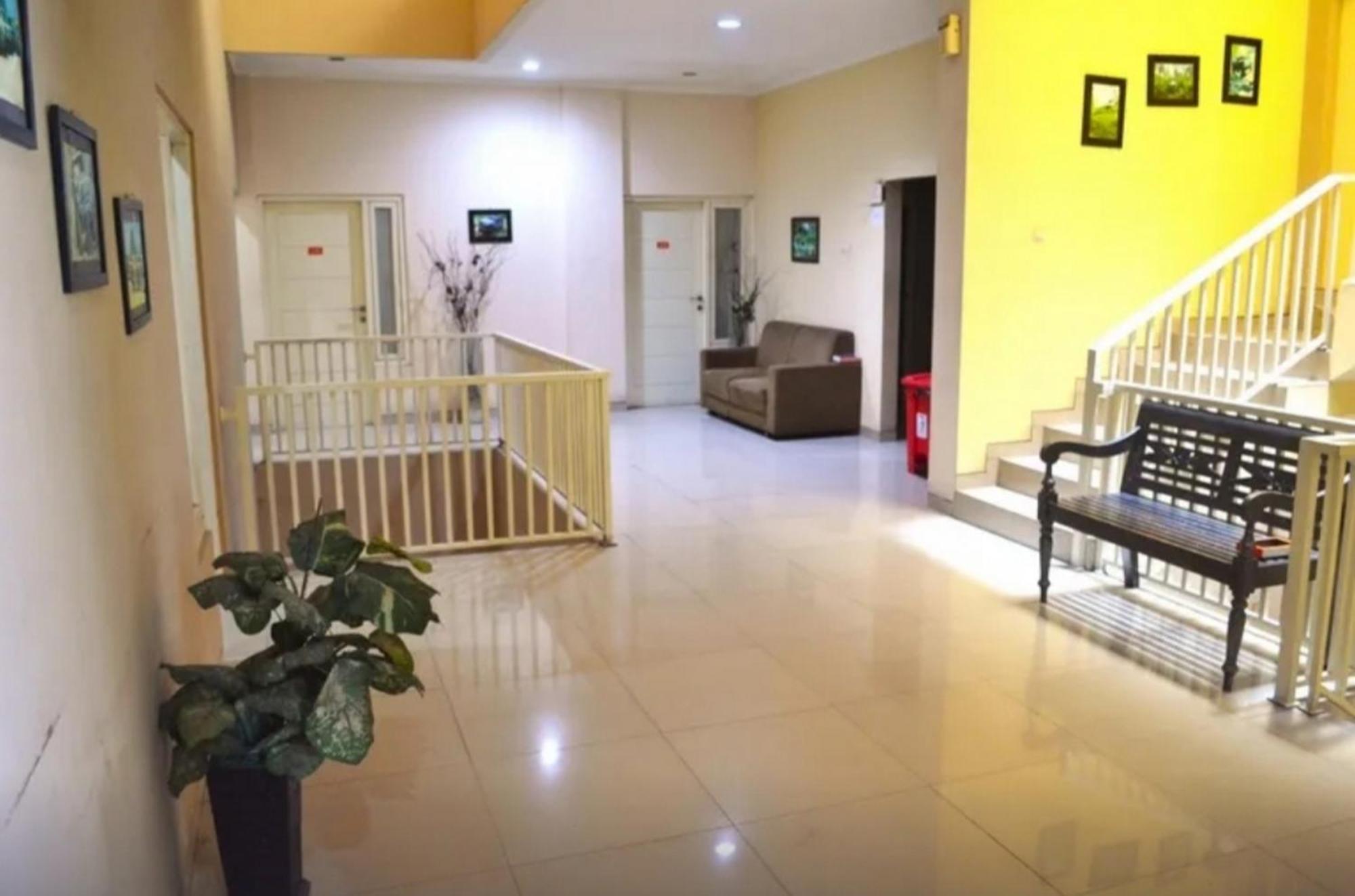 Отель Reddoorz Near Plaza Araya Malang Blimbing  Экстерьер фото