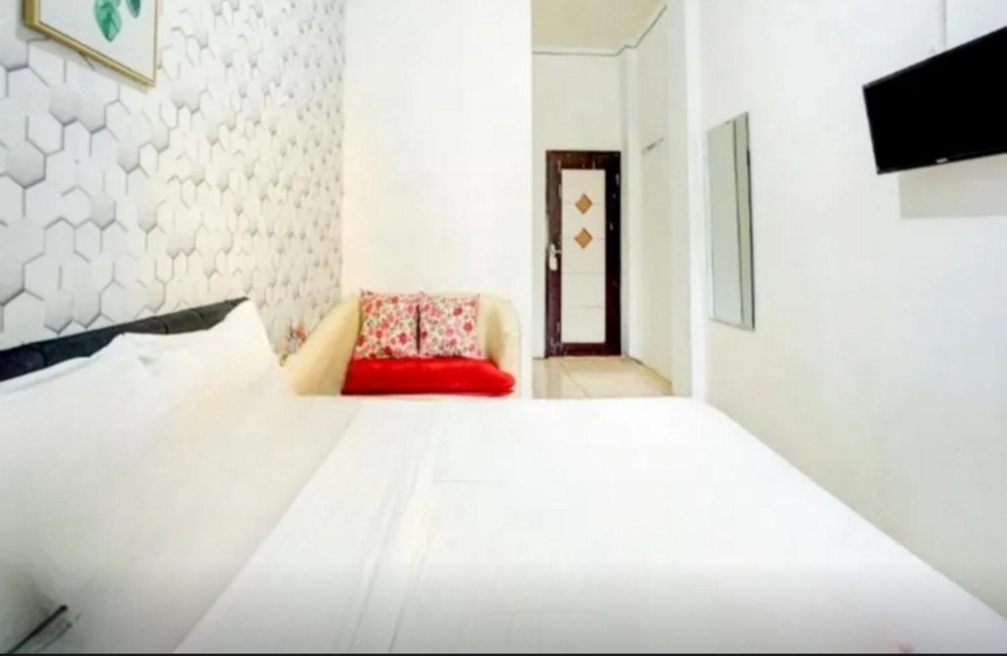 Отель Reddoorz Near Plaza Araya Malang Blimbing  Экстерьер фото