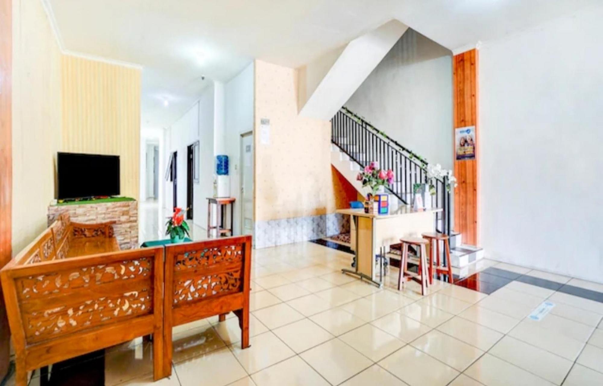 Отель Reddoorz Near Plaza Araya Malang Blimbing  Экстерьер фото