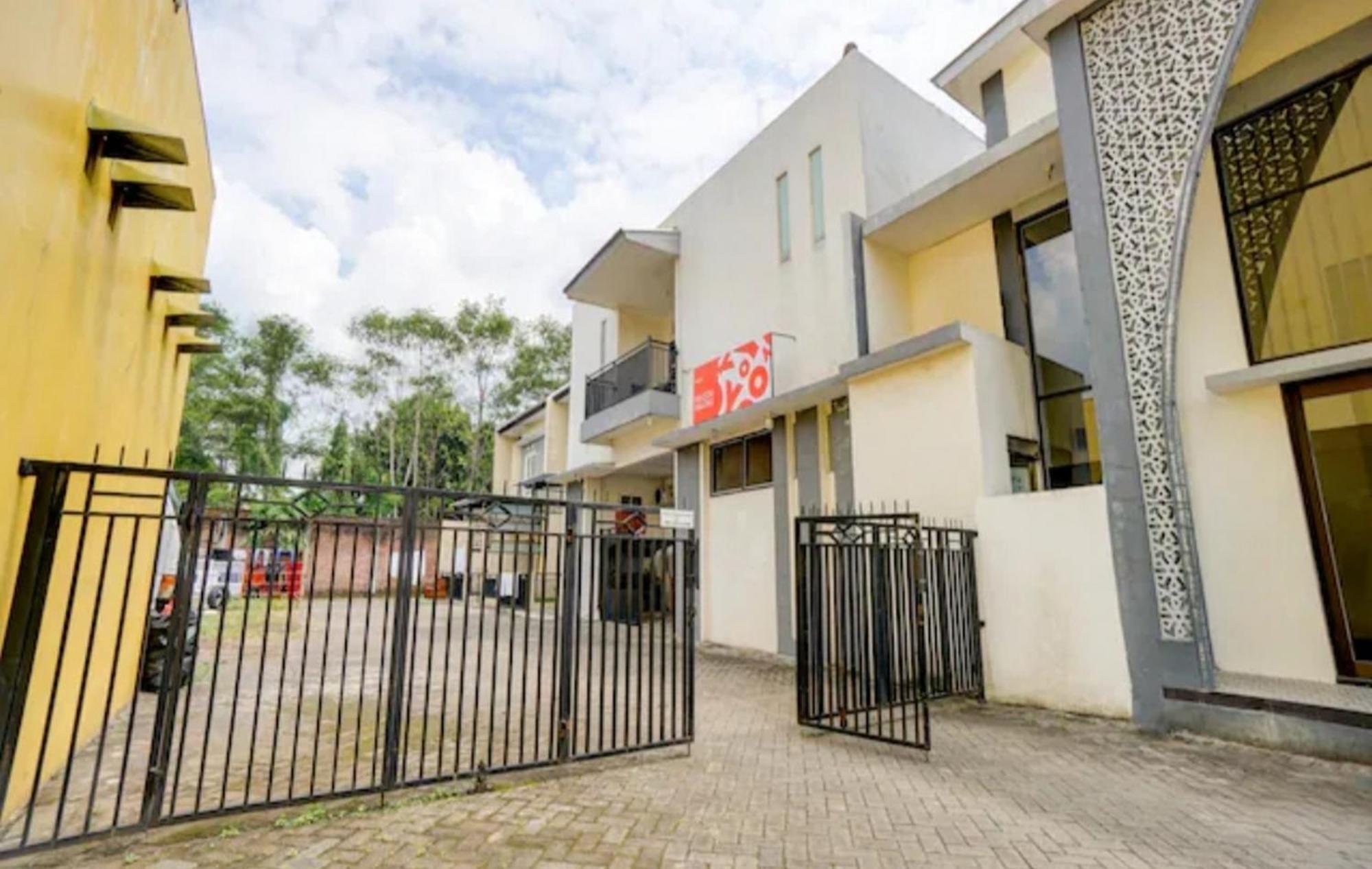 Отель Reddoorz Near Plaza Araya Malang Blimbing  Экстерьер фото