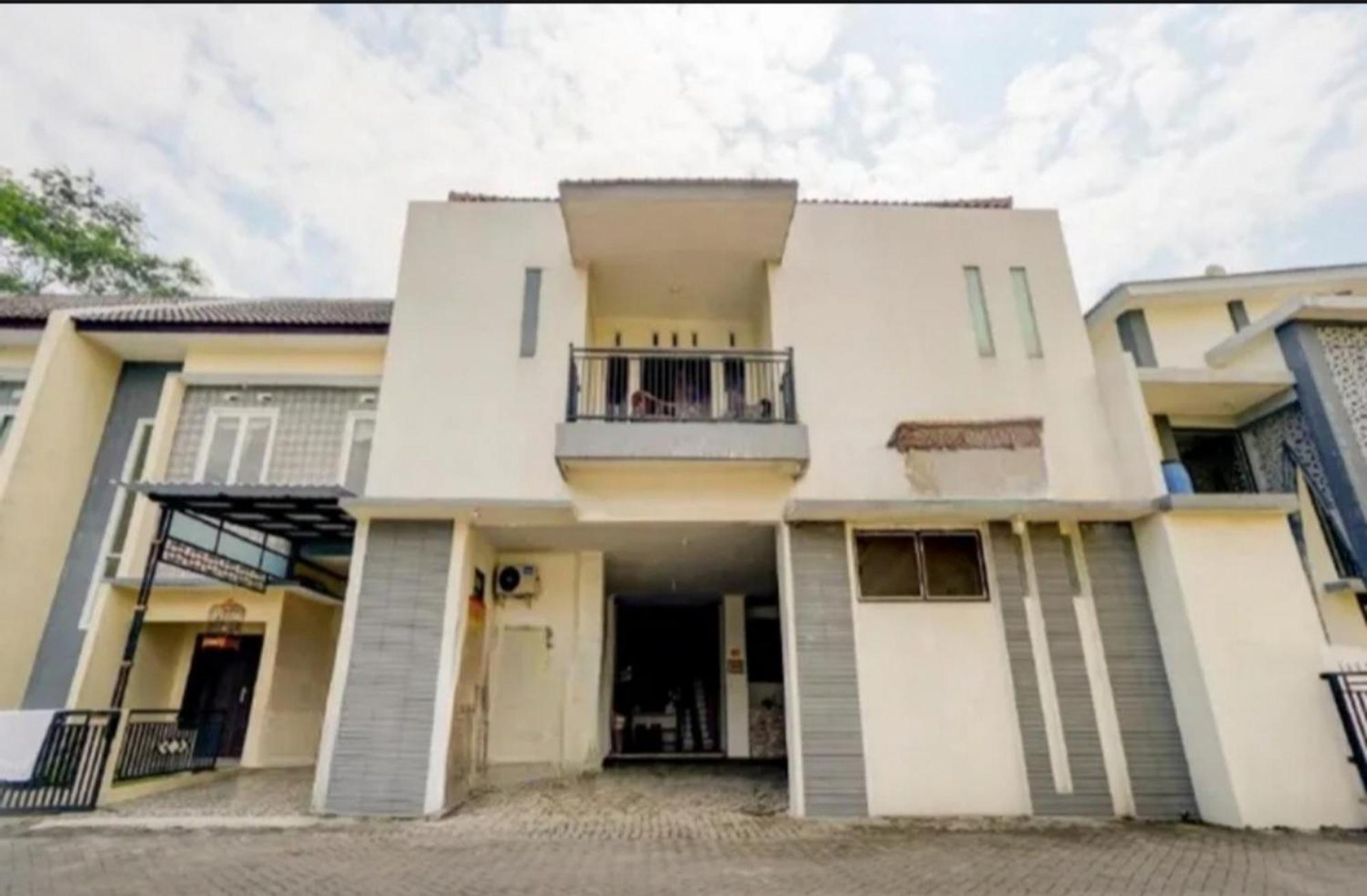 Отель Reddoorz Near Plaza Araya Malang Blimbing  Экстерьер фото