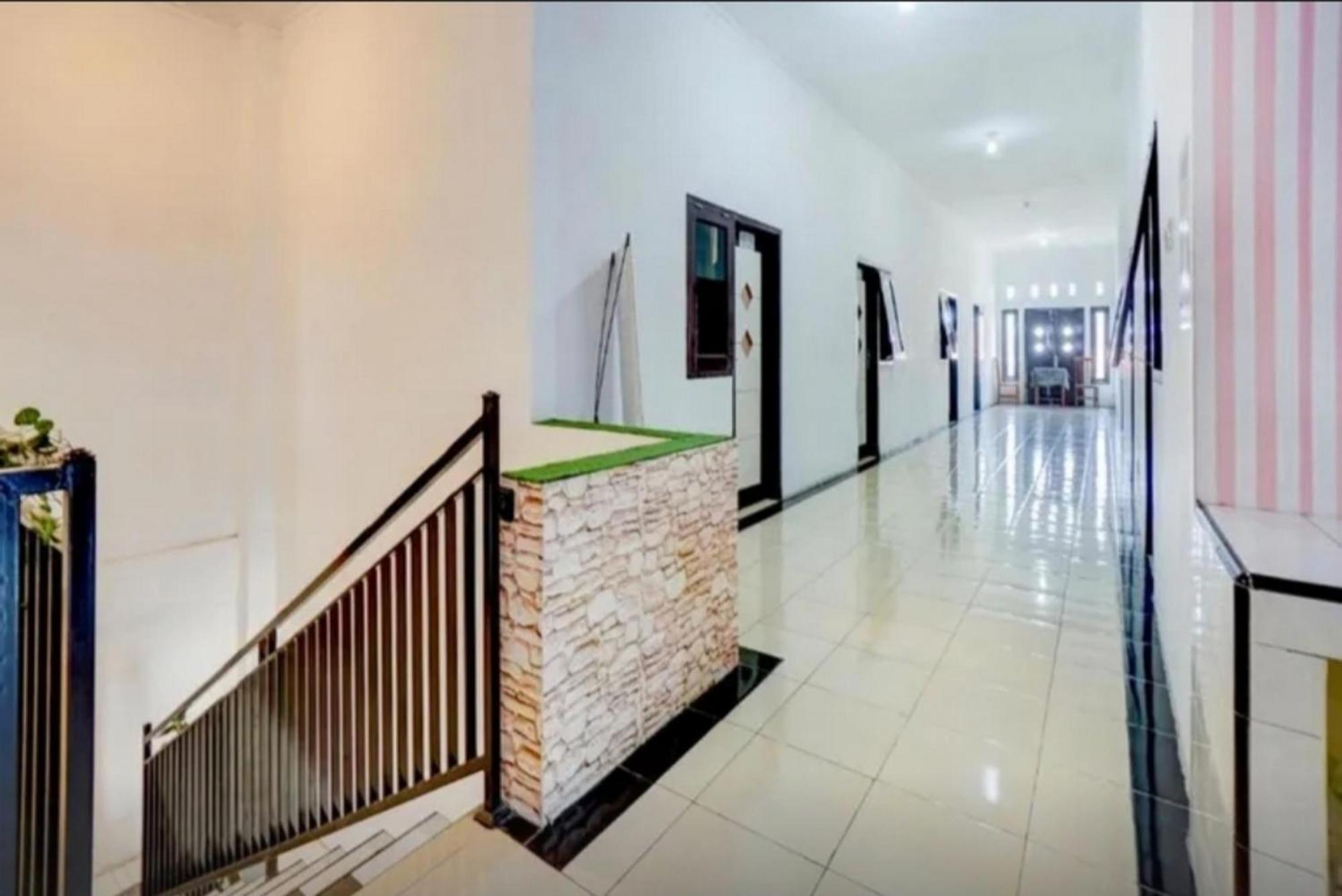Отель Reddoorz Near Plaza Araya Malang Blimbing  Экстерьер фото